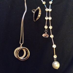 Silvertone necklace and ring lot